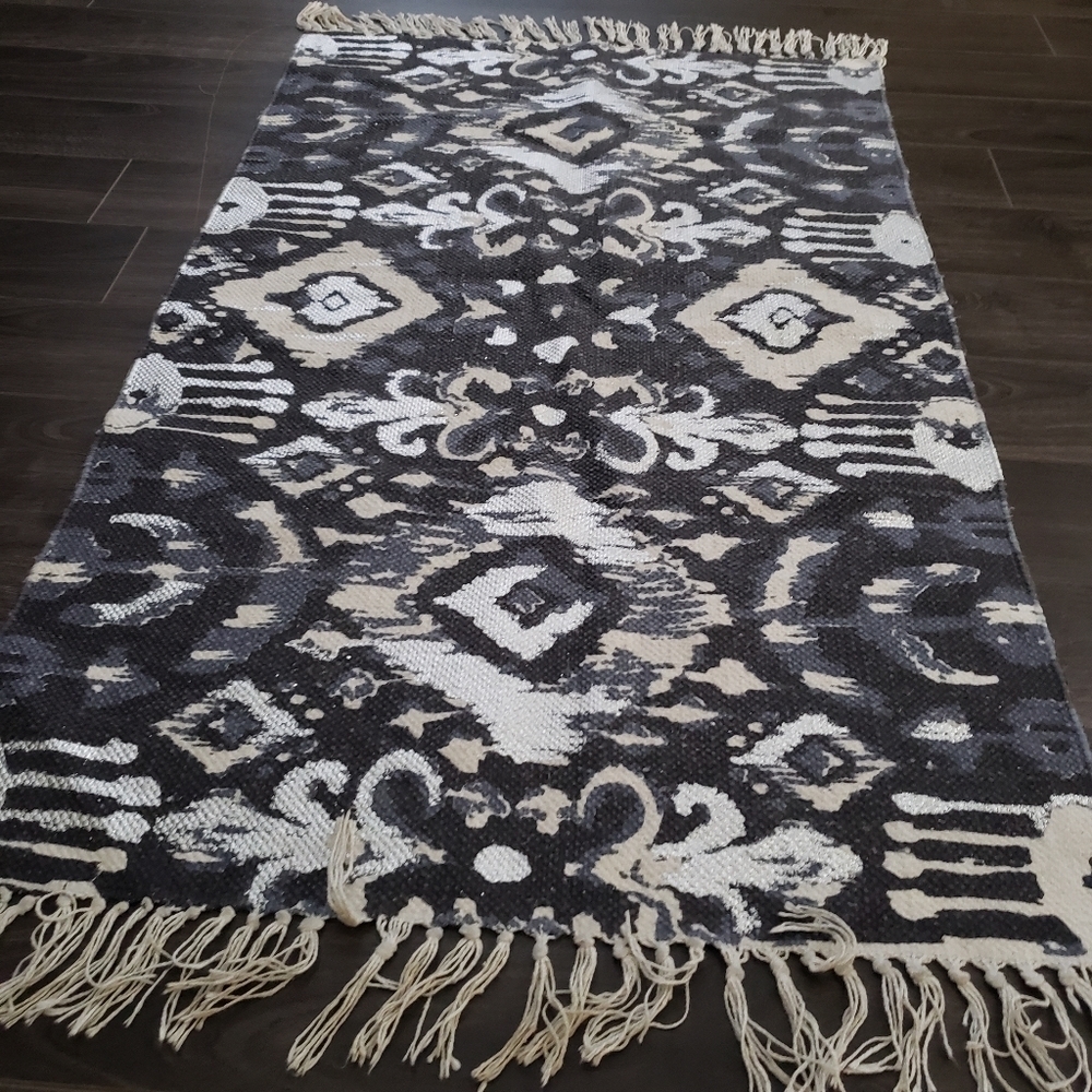Blue metalic woven tufted fringe rug - Picture 1 of 4